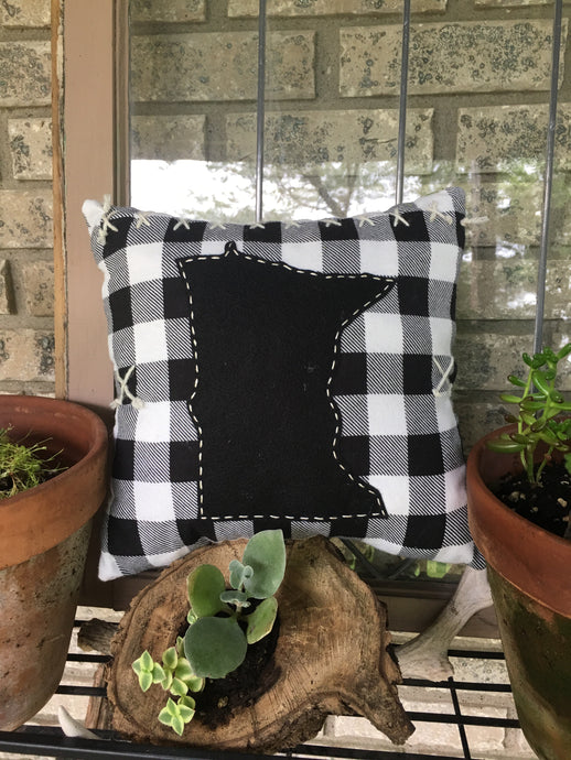 Minnesota pillow black & white