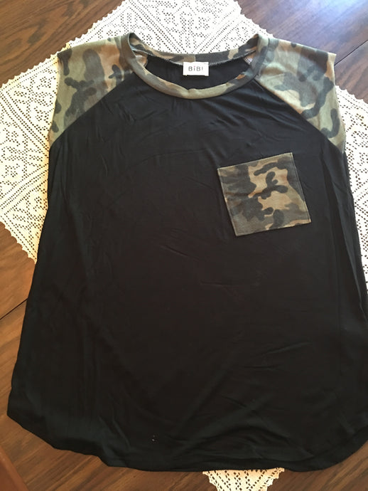 Camo chest pocket raglan knit top with cut edge Camo sleeve